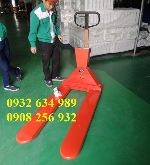 xe nâng tay gắn cân 2.5 tan (2)