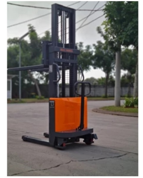 xe nâng bán tự động