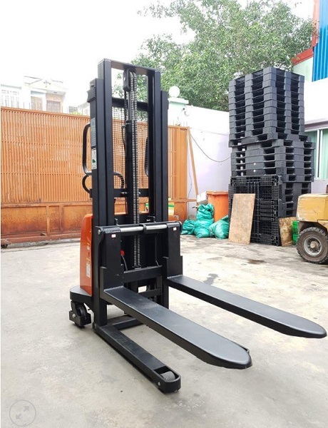 xe nâng điện bán tự động