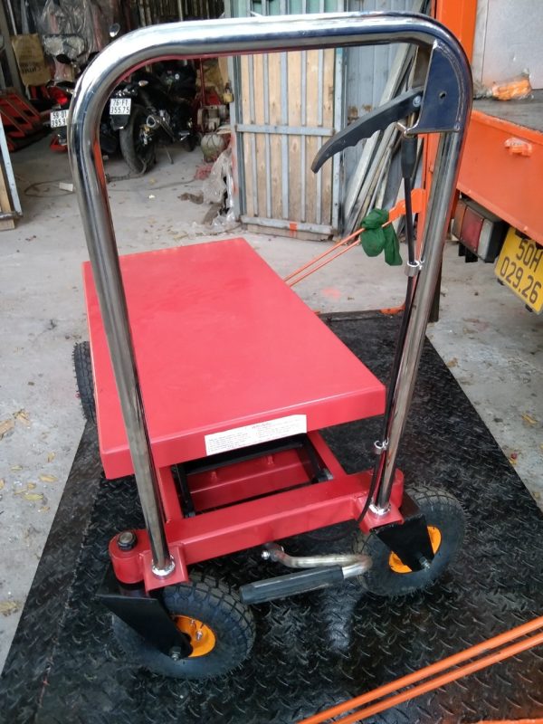 xe nâng mặt bàn bánh lớn (1)