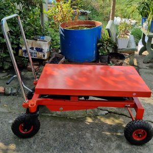 Xe nâng mặt bàn 1 tấn bánh lớn (bánh đặc) đi trên nền đất