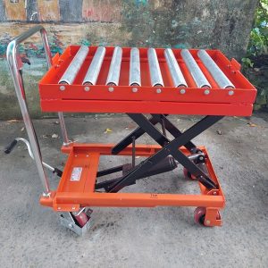 Xe nâng mặt bàn lắp con lăn phía trên đẩy hàng dễ dàng