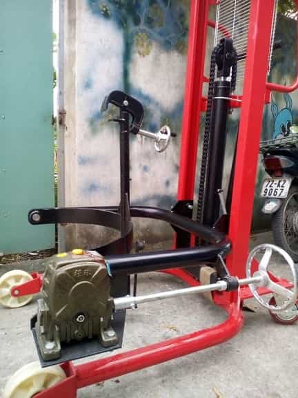 Tay quay xe nâng đổ phuy 350kg TB350