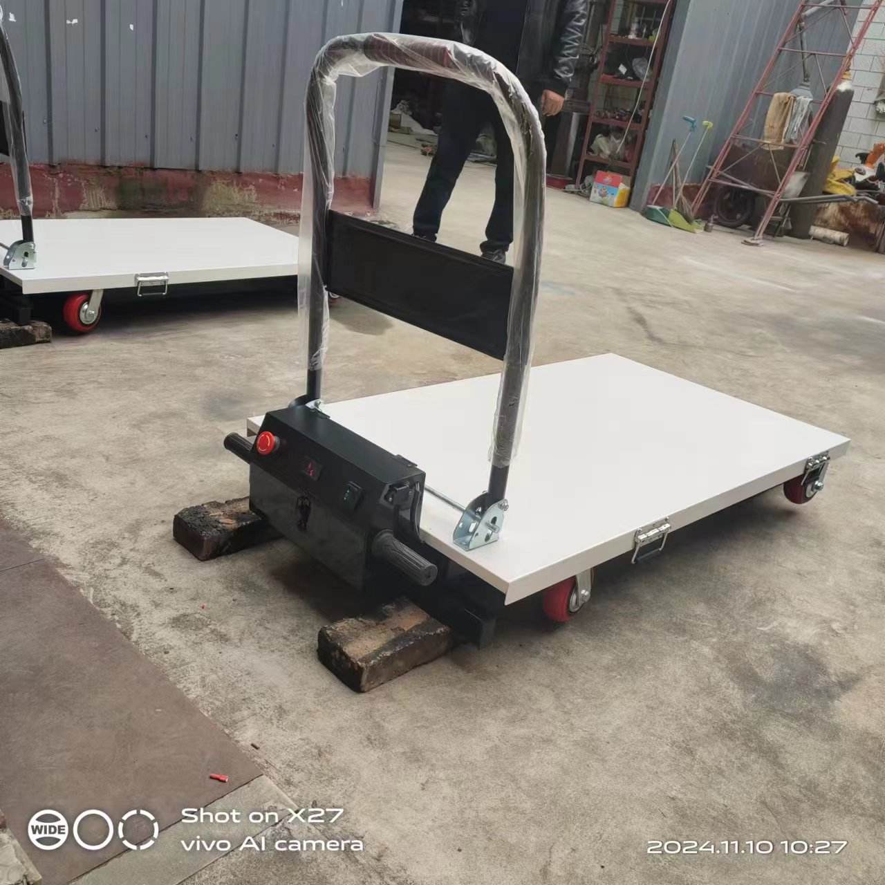 xe nâng mặt bàn điện leo xe